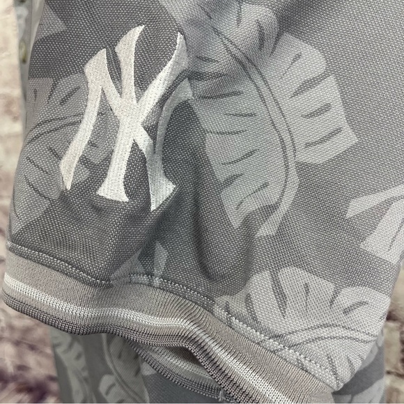 Tommy Bahama New York Yankee Gray Leaf Short Sleeve Polo - Picture 3 of 10